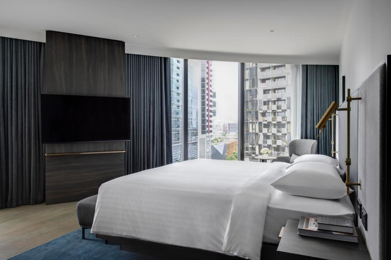 Melbourne Marriott Hotel Docklands Buitenkant foto A bedroom at the hotel