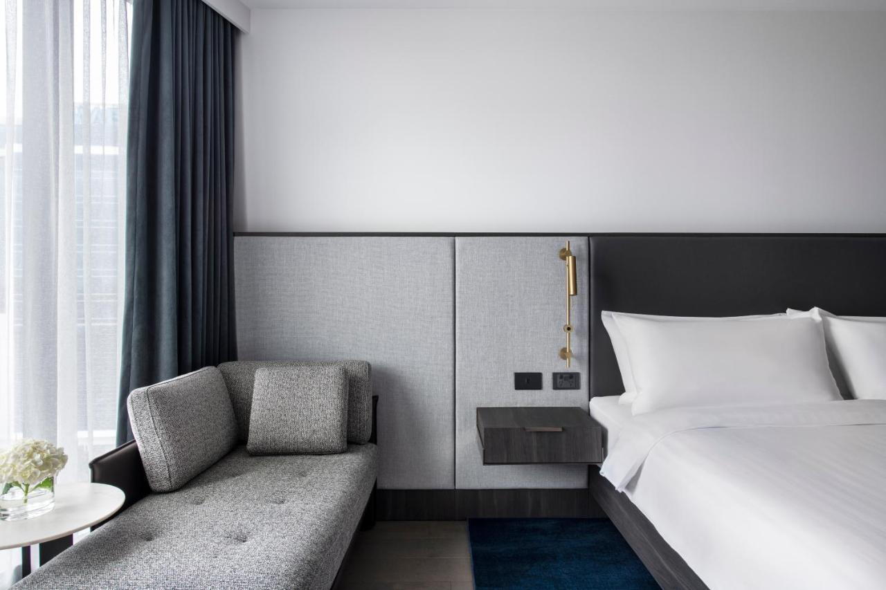 Melbourne Marriott Hotel Docklands Buitenkant foto Deluxe Room