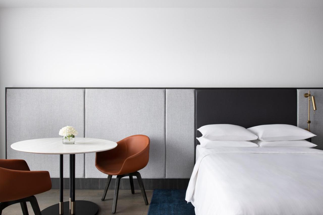 Melbourne Marriott Hotel Docklands Buitenkant foto A room at the Hotel Americano