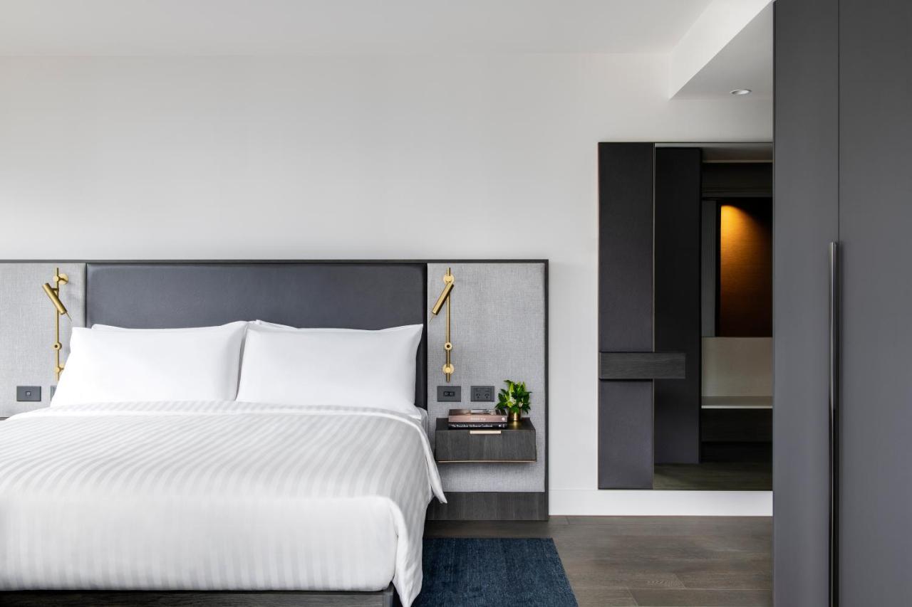 Melbourne Marriott Hotel Docklands Buitenkant foto A bedroom at the hotel