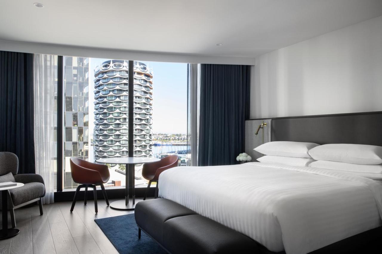 Melbourne Marriott Hotel Docklands Buitenkant foto A guest room at the hotel
