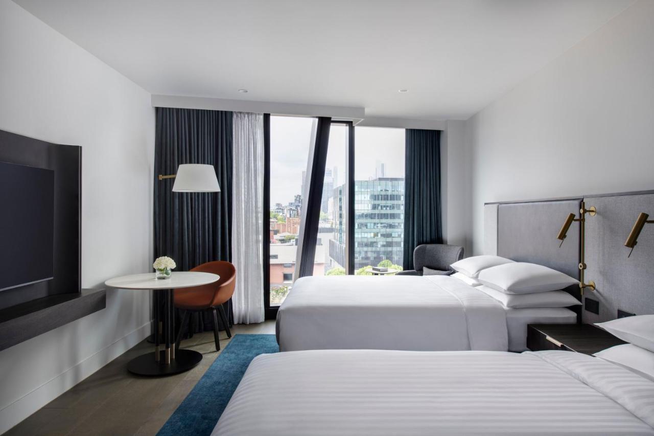 Melbourne Marriott Hotel Docklands Buitenkant foto A guest room at the hotel