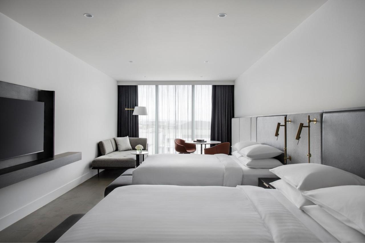 Melbourne Marriott Hotel Docklands Buitenkant foto Deluxe Room
