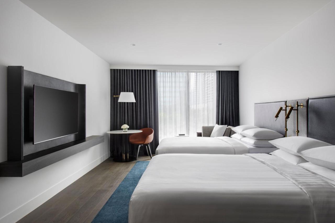 Melbourne Marriott Hotel Docklands Buitenkant foto A guest room at the Hotel Indigo in Boston, Massachusetts