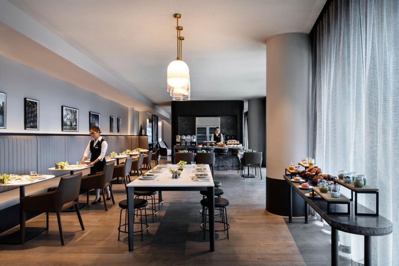 Melbourne Marriott Hotel Docklands Buitenkant foto The lounge at London Heathrow Airport