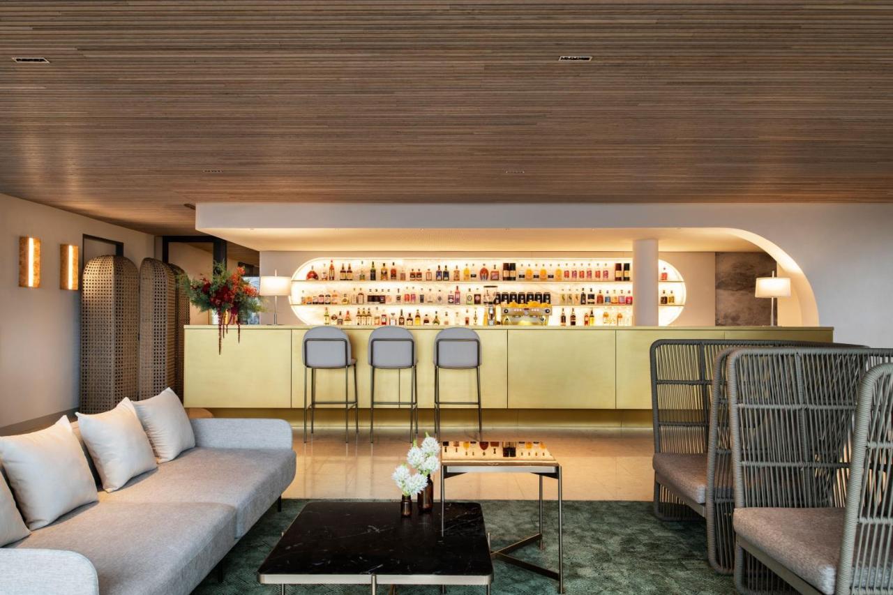 Melbourne Marriott Hotel Docklands Buitenkant foto The bar at the 19th floor