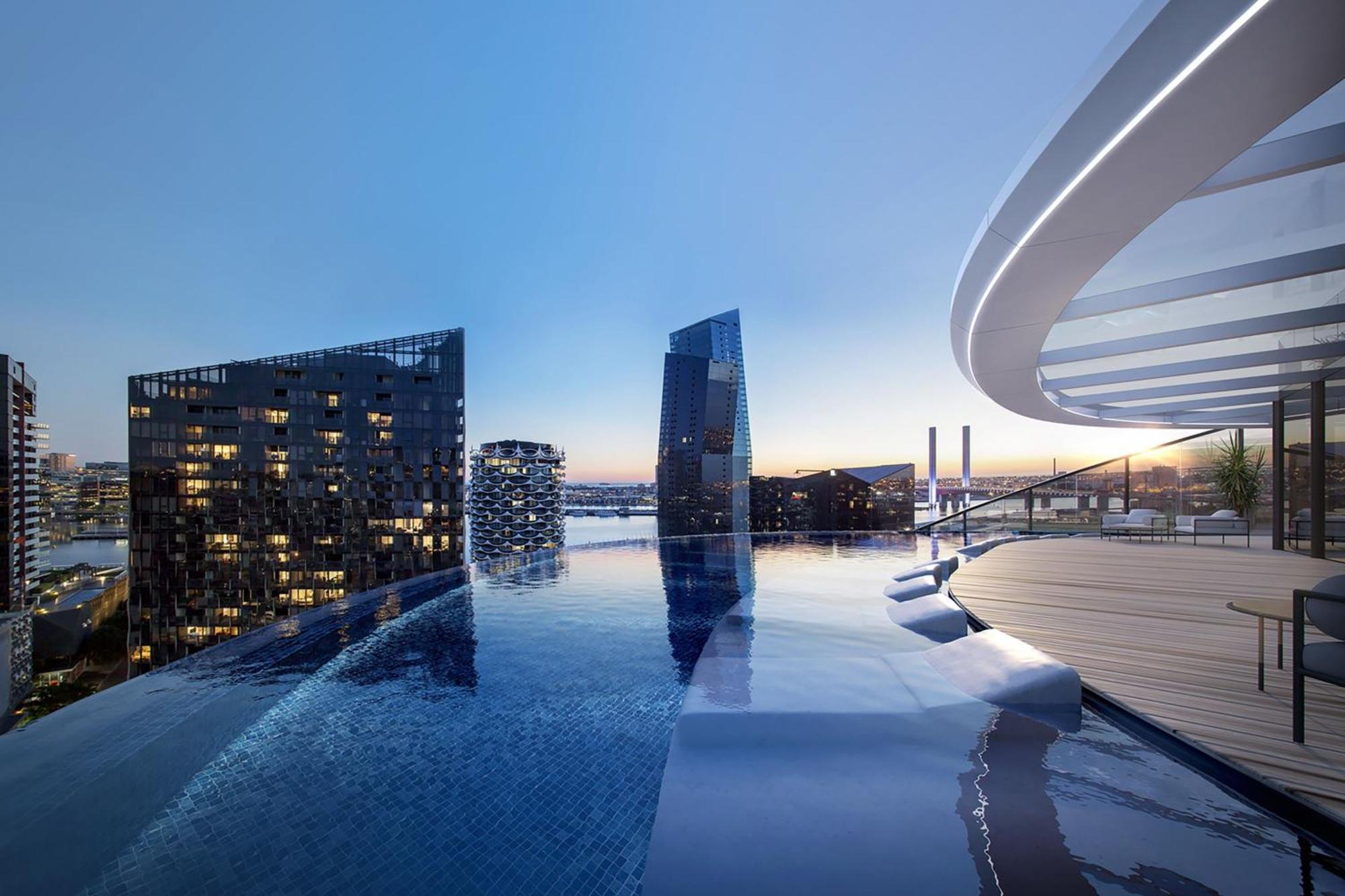 Melbourne Marriott Hotel Docklands Buitenkant foto Skyline pool