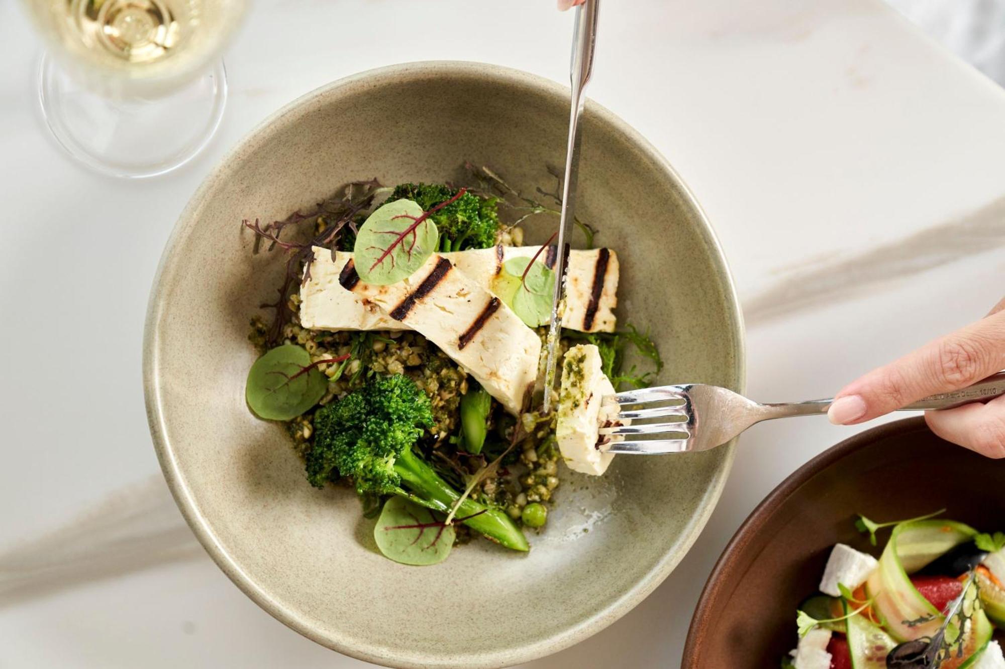 Melbourne Marriott Hotel Docklands Buitenkant foto A salad with quinoa