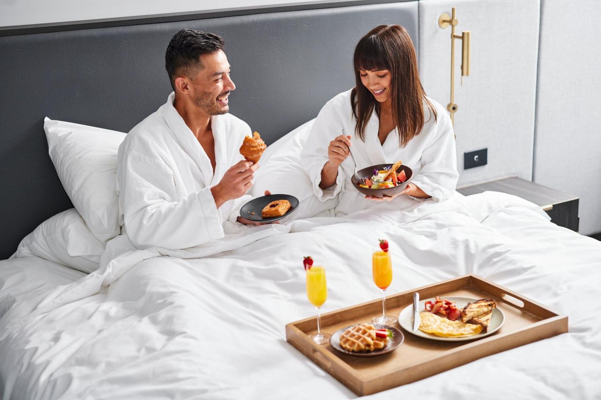 Melbourne Marriott Hotel Docklands Buitenkant foto Room service