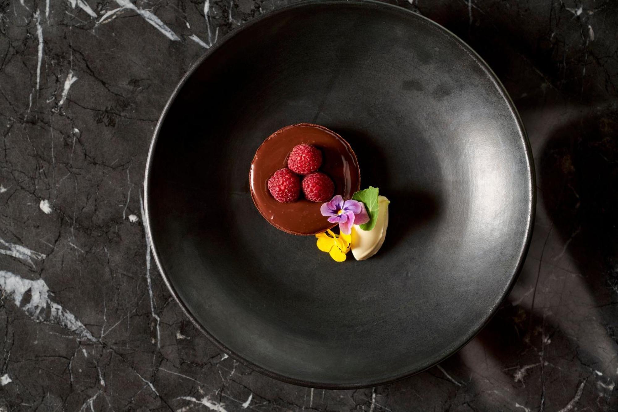 Melbourne Marriott Hotel Docklands Buitenkant foto A chocolate dessert
