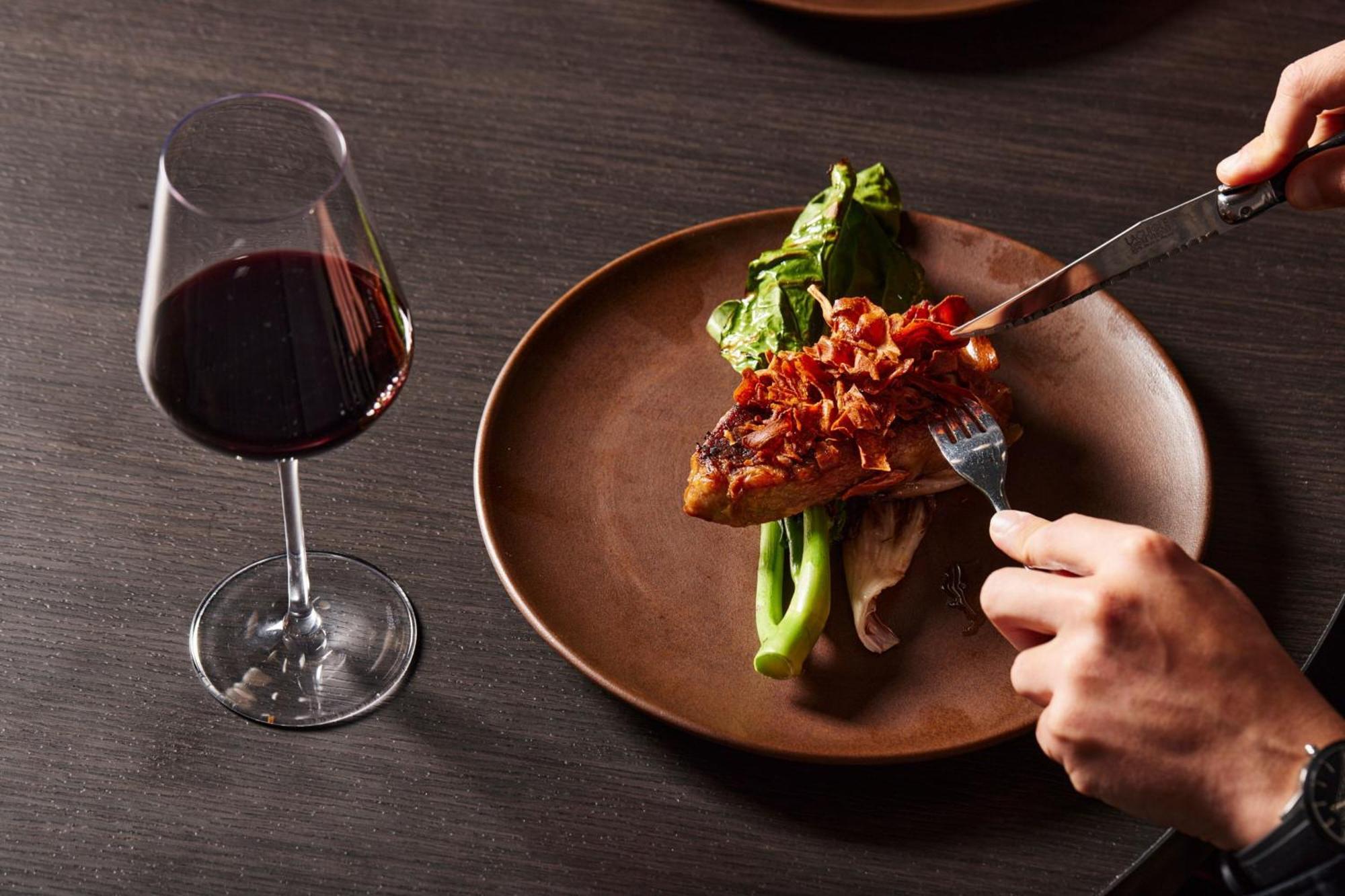 Melbourne Marriott Hotel Docklands Buitenkant foto A wine glass
