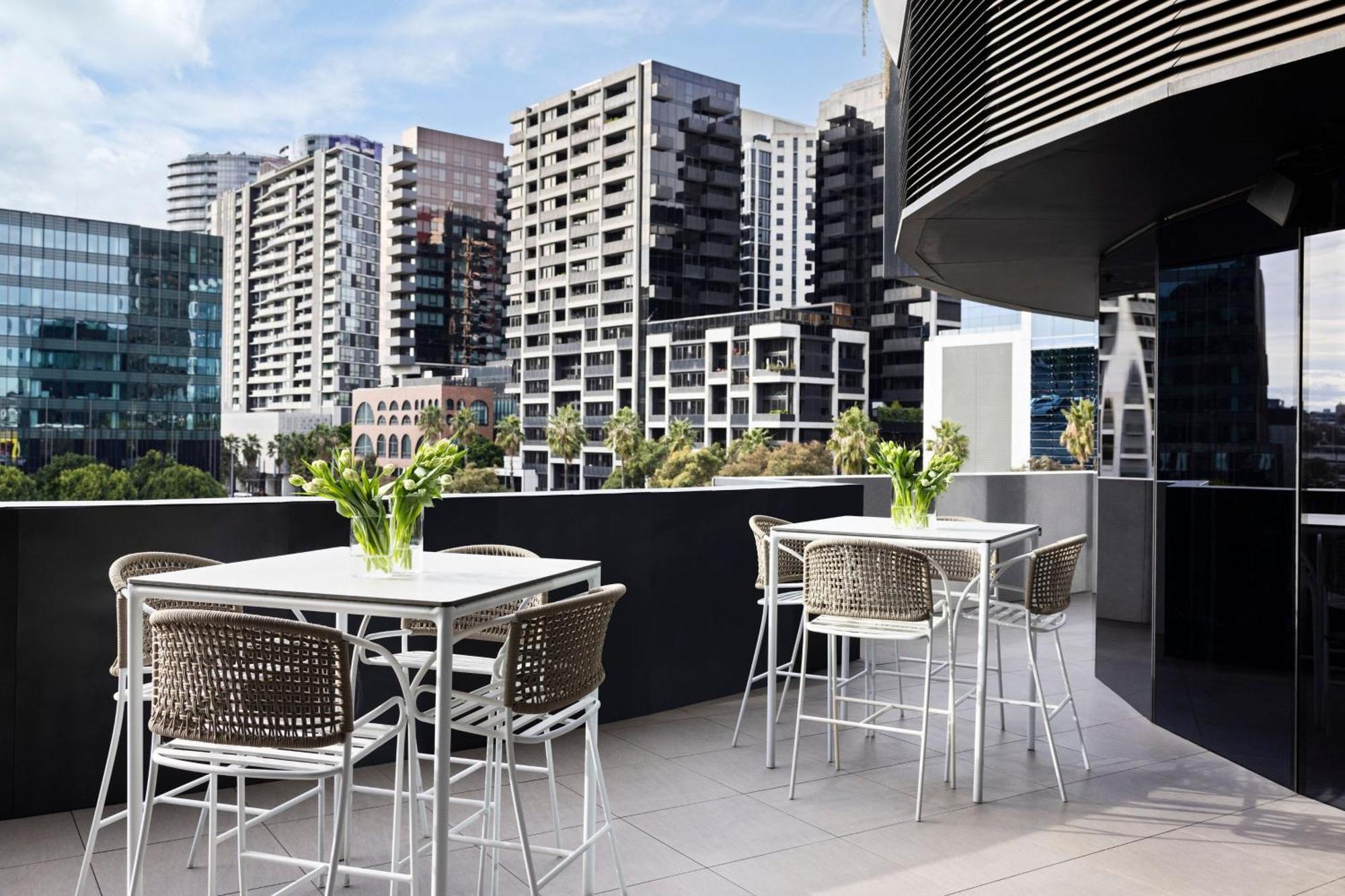 Melbourne Marriott Hotel Docklands Buitenkant foto The rooftop bar at the Hotel