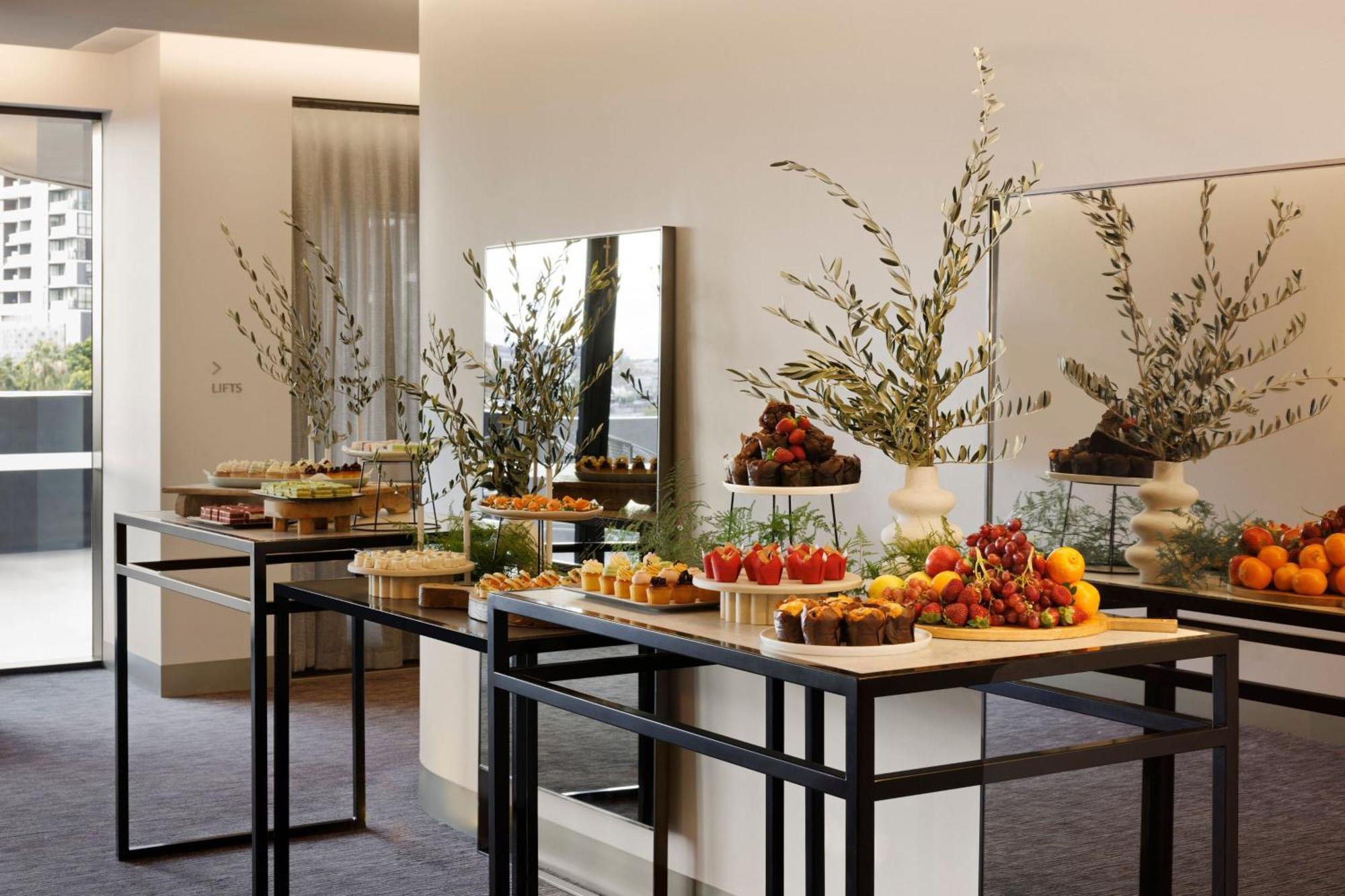 Melbourne Marriott Hotel Docklands Buitenkant foto A buffet at a hotel