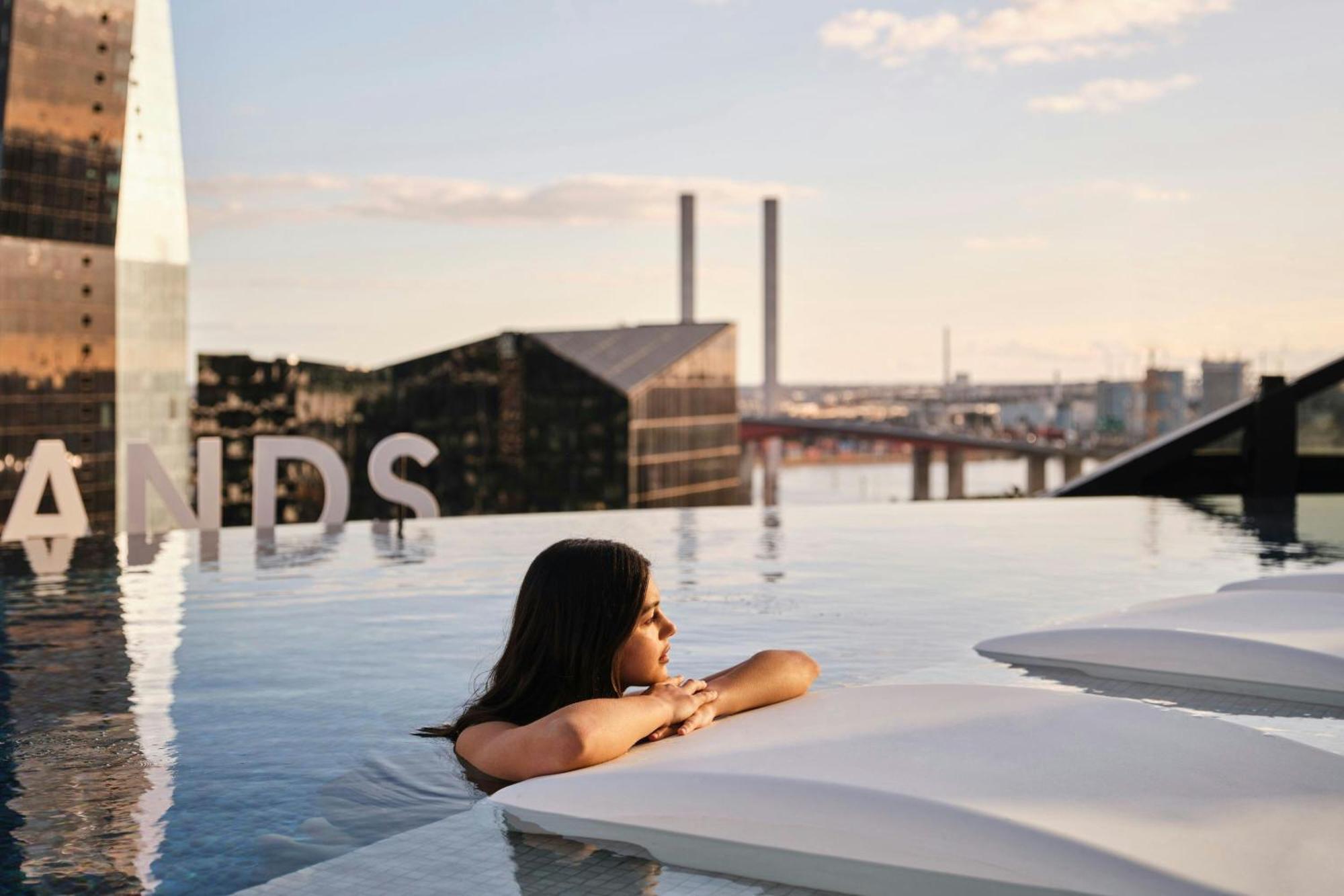 Melbourne Marriott Hotel Docklands Buitenkant foto Skyline pool