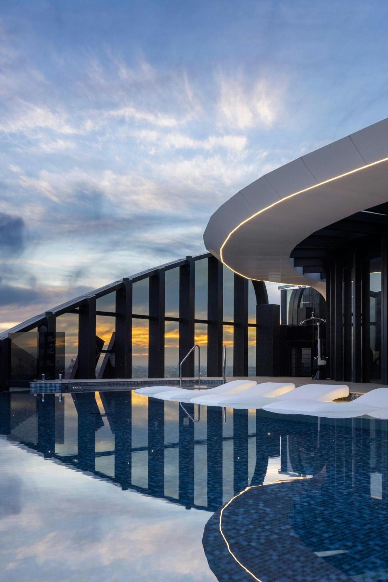 Melbourne Marriott Hotel Docklands Buitenkant foto The rooftop pool at the Ritz-Carlton, Perth